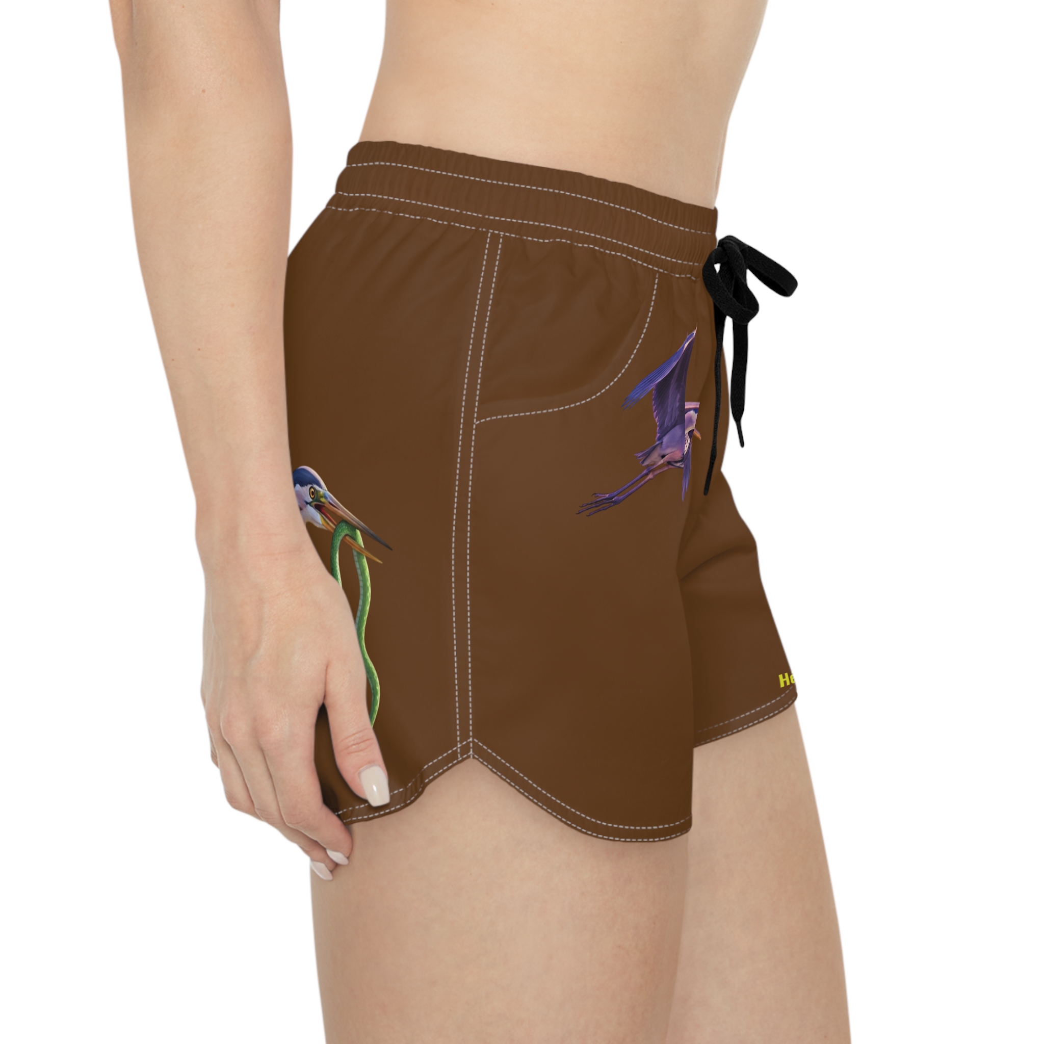 Héron Pantin, (Púrpura Garzón) Brown Illustrated Women's Casual Shorts - Image 4